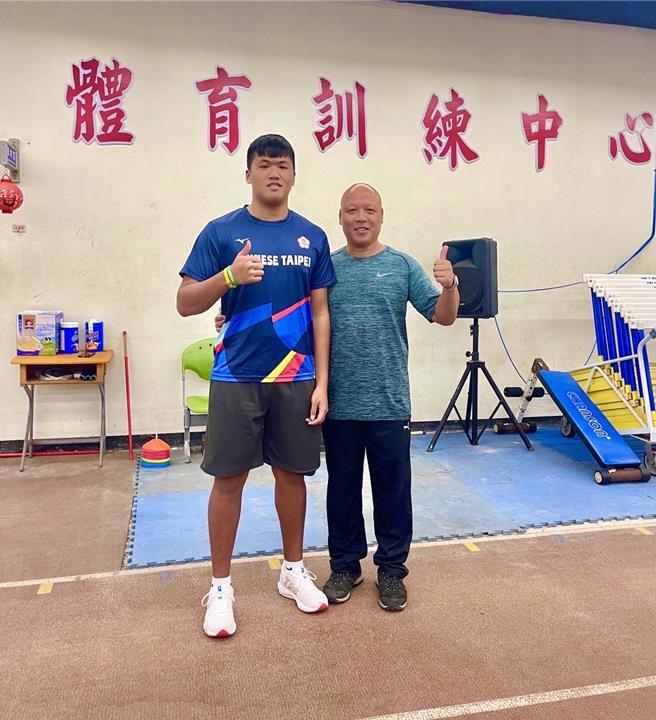 基隆市中山高中體育班林盧品均（左）與紀富宏教練（右）。（基隆市教育處提供／徐佑昇基隆傳真）