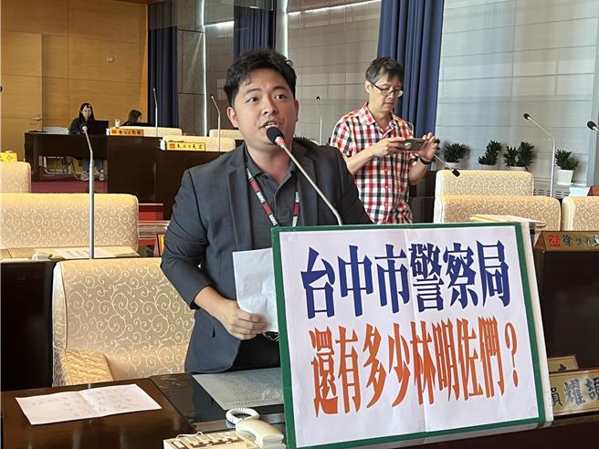 民進黨議員蔡耀頡指出，警局前刑警大隊長林明佐涉洩密給九州博奕集團，今年1月到職的刑警大隊長李明道也與該集團幹部是親戚。（林欣儀攝）