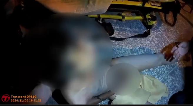 台中南區忠孝路夜市於6日晚間，出現1名男子全裸，疑情緒不穩，在大街狂奔，遭警方壓制。（台中市警三分局提供／張妍溱台中傳真）