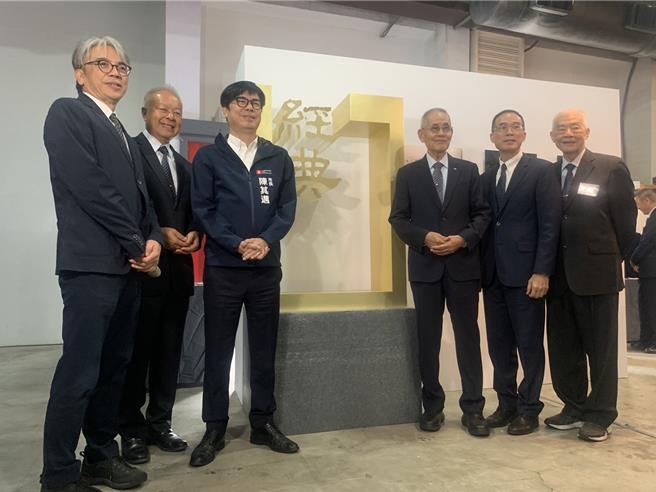 高雄市长陈其迈7日出席《经典Odyssey影像‧体验》特展，参观十项经典图文专题。（郭良杰摄）