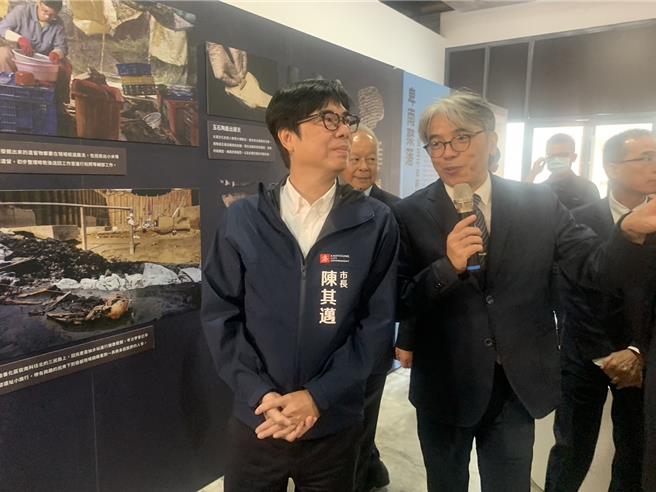 经典杂志总编辑王志宏（右）为陈其迈（左）做导览说明。（郭良杰摄）