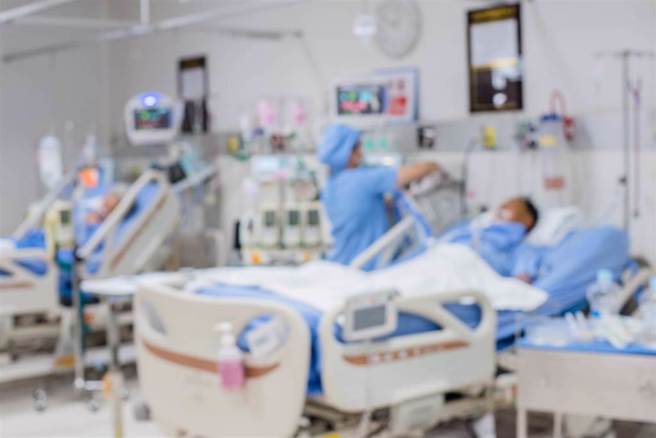 8大医护团体指出，两岸之间因同文同种，过去一直有交流往来，现中国祭出优惠加薪等方式延揽台湾护理人员，未来恐致护理人员出走问题继续扩大，呼吁政府保障点值留才。（示意图：shutterstock／达志）