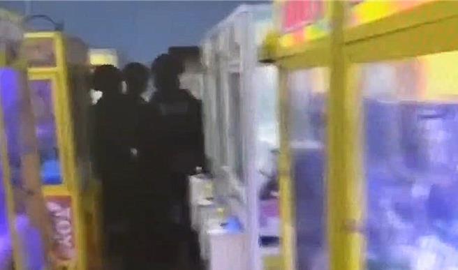 大肚区游园路某民宅，有外籍移工承租夹娃娃机店面为掩饰，经营色情应召站，乌日警分局日前获报后一检查获，并将黄姓负责人、3名马夫与3名小姐，依法移送。（乌日警分局提供／冯惠宜台中传真）