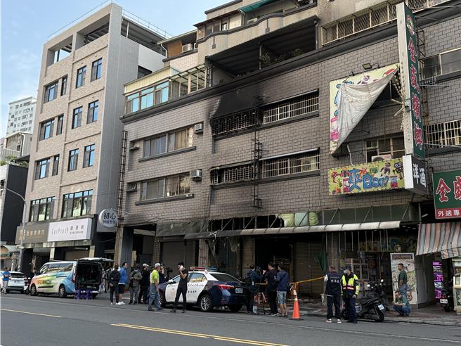 据了解，大楼依照规定，上个月挨家挨户检视住警器状况，以及各楼层侦烟器功能检视，侦烟器已全面更新，而且在这次火警发挥功用。（纪爰摄）