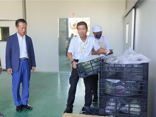 嘉义县长翁章梁为连陆杉二度就业担任送货司机加油打气。（廖素慧摄）