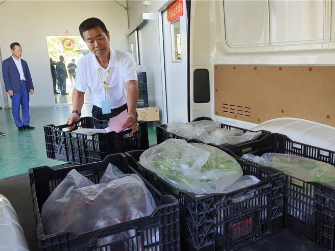 退休司机连陆杉重返职场配送生鲜蔬菜，嘉义县长翁章梁期勉他稳定就业。（廖素慧摄）