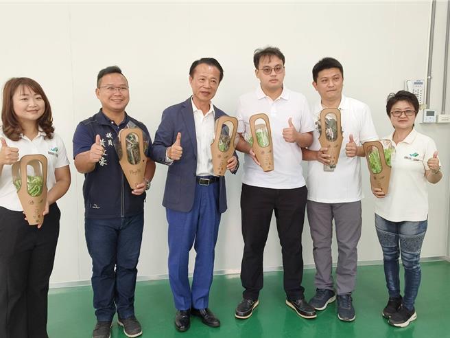 嘉义县长翁章梁肯定屹立萤园区执行长林宇哲雇用中高龄就业，促进劳资双赢。（廖素慧摄）