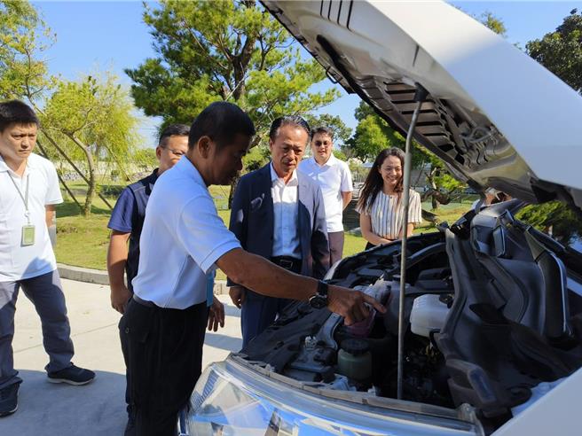 退休司机连陆杉送货前巡检车子，嘉义县长翁章梁肯定他工作态度佳。（廖素慧摄）