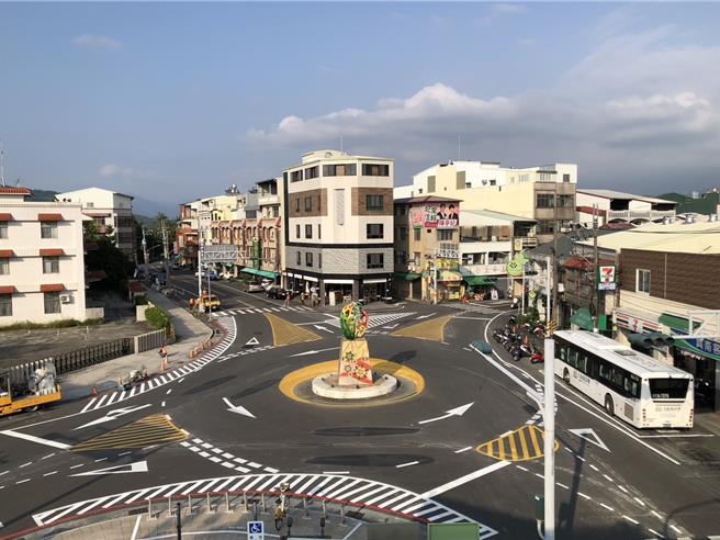 台南市政府交通局改善芒果圆环动线，提升七叉路交通安全性。（交通局提供／宝智华台南传真）