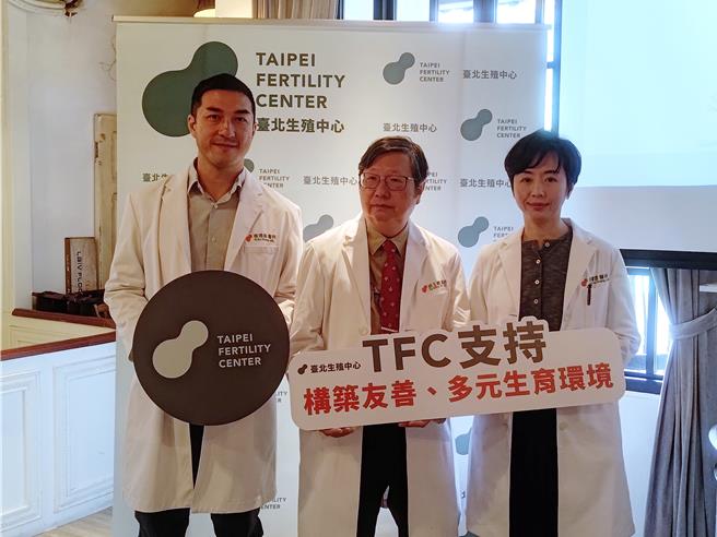 TFC台北生殖中心院长胡玉铭（中）表示，台湾有偶率不断下降、非婚生率少，可能是少子化原因。（王家瑜摄）
