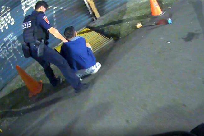 保大员警追捕失联移工，迅速追上压制逮捕。（警方提供）