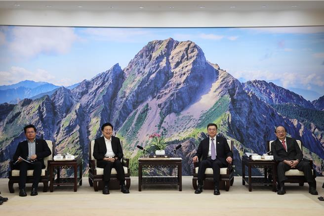 行政院長卓榮泰7日下午2時邀請朝野黨團幹部至行政院「喝咖啡」溝通，歷經1個多小時後，國民黨立法院黨團總召傅崐萁面帶笑容步出行政院，國民黨團表示，討論過程融洽，卓院長也展現高度誠意，國民黨會支持明天正式付委。（台北市攝影記者聯誼會提供／游念育台北傳真）