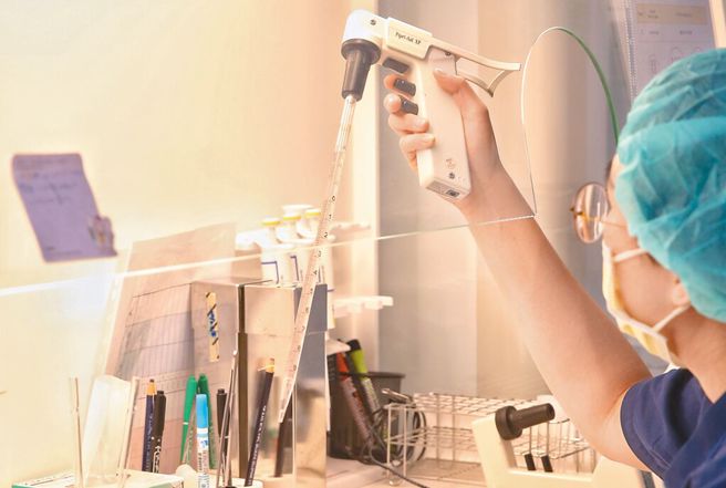 女同志盼求子「自行滴精」，医师曝2后果恐衍生法律问题。图为TFC台北妇产科诊所生殖中心实验室培养平台。（本报资料照片）