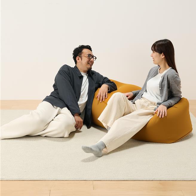 MUJI无印良品懒骨头沙发长形(本体＋椅套)，5980元，全新推出的长形款式，可1人使用，也可多人分享，5980元。 （MUJI提供）