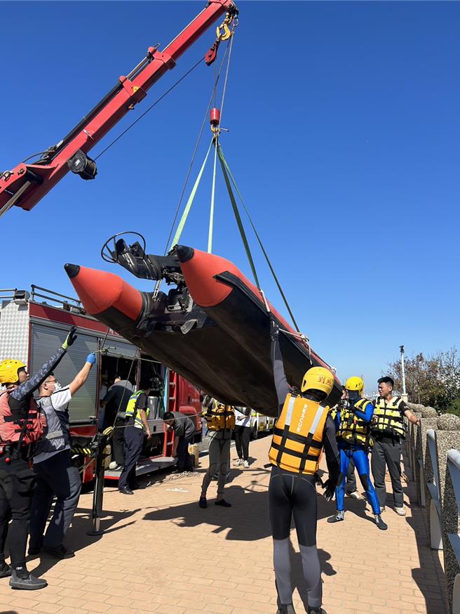 警方指出，男子游到岸邊先上岸躲在草叢裡，後來躲在涵洞內躲避搜救人員，讓警消人員疲於奔命在找人。（台中港警總隊提供／張妍溱台中傳真）