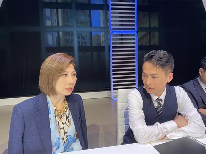 郎祖筠（左）年輕時被前輩追，誤當小三怒「我不當地下夫人」。（記者林奕如攝）