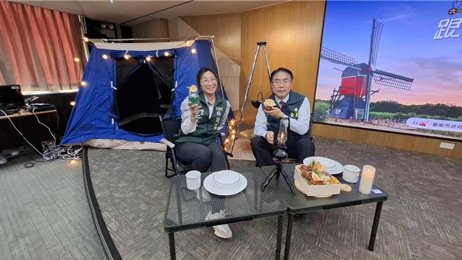全台吹起露营风，台南市长黄伟哲（右）大推到台南露营，首次官办露营12月14、15日两天在德元埤渡假村登场。（程炳璋摄）
