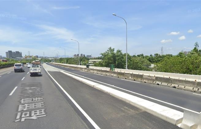 國道3號大溪交流道銜接台66系統匝道於今年10月14日南北向通車，國民黨籍議員李柏坊近日接到民眾陳情指台66匯入國3槽化線、雙白線將近400公尺太長，造成台66北上匝道每天早上上班尖峰回堵大塞車。（高公局提供／廖姮玥桃園傳真）