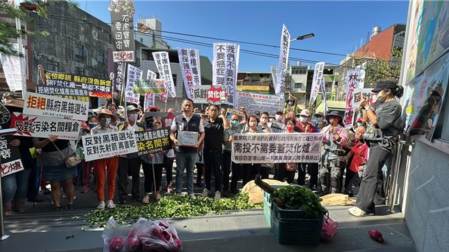 名间反焚化炉自救会7日在名间乡公所门口举牌抗议，担心垃圾焚化炉若带来污染，名间乡栽种的茶叶、蔬菜等作物受影响。（杨静茹摄）