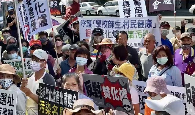 居民在名间乡公所门口高举「守护学校师生村民健康」、「反对焚化炉」等旗帜抗议。（杨静茹摄）