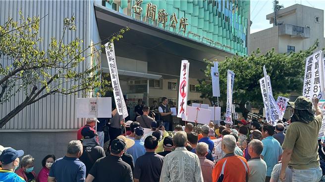名间反焚化炉自救会至乡代会陈情，要名间乡长陈翰立担任自救会长带头捍卫居民权益。（杨静茹摄）