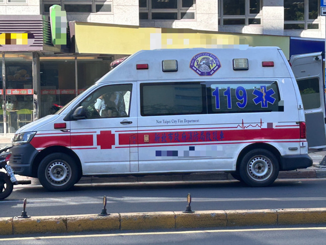 警消获报抵达现场，随即将受伤郑女送往亚东医院治疗。（示意画面 / 刘咏韵摄）