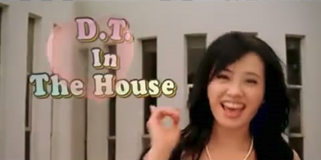 「D.T in the house」这句歌词被解读成预言川普入主白宫。（官方完整版MV截图）