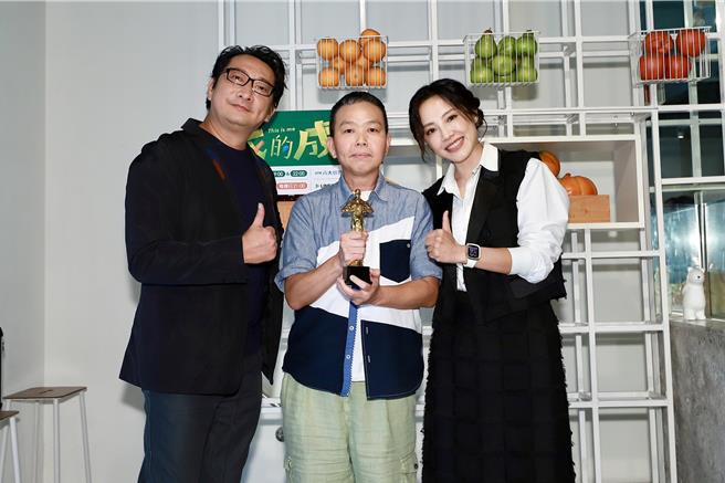 九孔（左起）、製作人李慧蘭、小8分享節目內容。（民視提供）