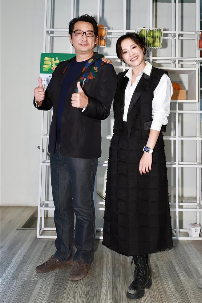 九孔（左）、小8都在節目中飾演多個角色。（民視提供）