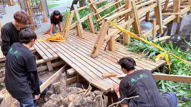 淡江建筑系学生团队「淡江构筑」成员使出工匠本领进行修復工程，抢救彩虹桥。（淡江大学提供）