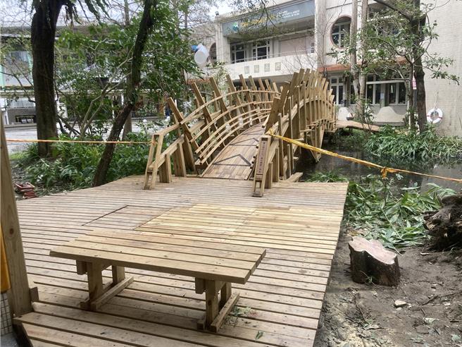 淡江建筑系学生团队「淡江构筑」成员也很有心的将大树树干横切木块置于木平台旁，作为圆木椅凳，为曾经陪伴师生的大树留下纪念。（淡江大学提供）