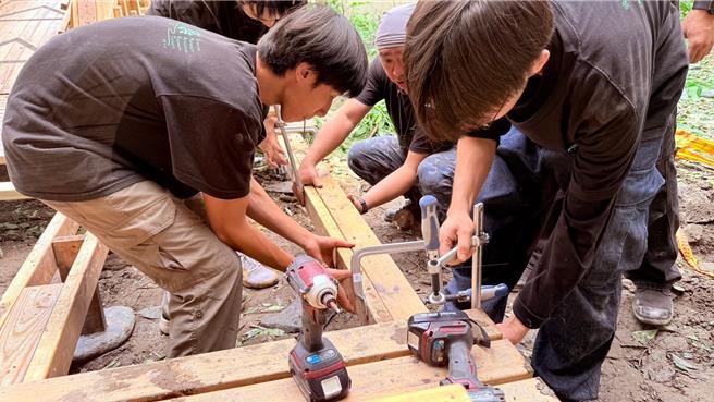 淡江建筑系学生团队「淡江构筑」成员使出工匠本领进行修復工程，抢救彩虹桥。（淡江大学提供）
