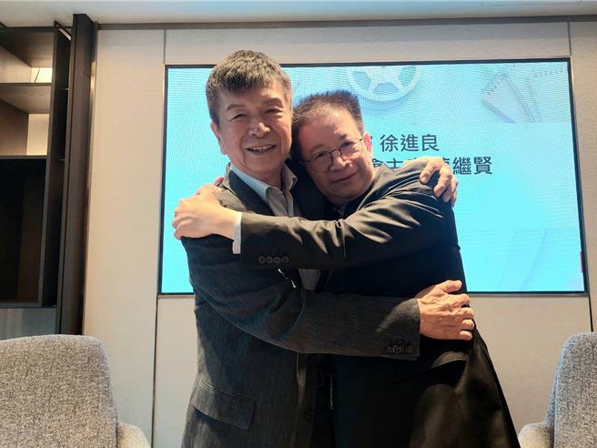 徐进良导演（左）与陈继贤开心拥抱合影。（国家影视听中心提供）