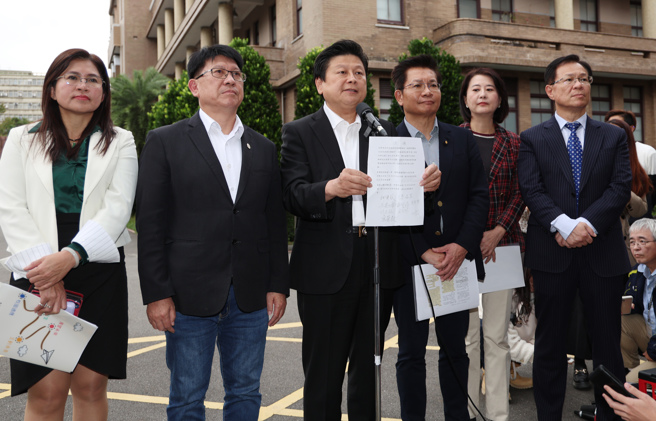 針對總預算案，行政院長卓榮泰7日邀請朝野黨團幹部至行政院「喝咖啡」，結束後國民黨立法院黨團總召傅崐萁（左三）與民眾黨立委一同出面說明協商結果。（姚志平攝）