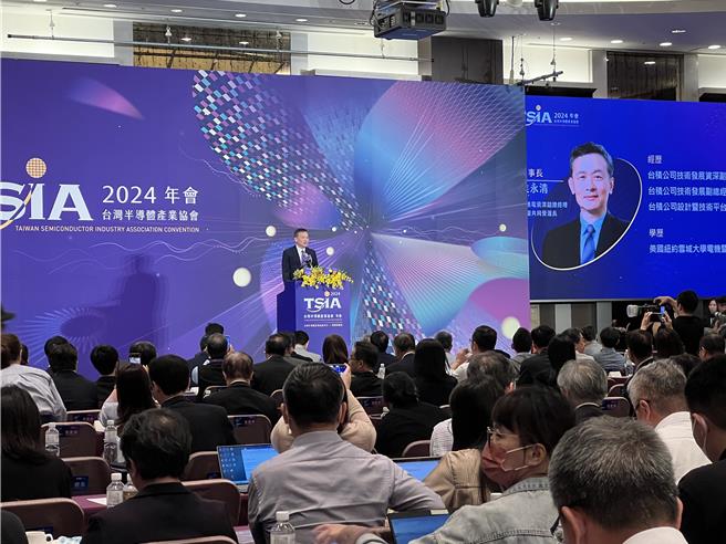 侯永清在致詞時針對半導體產業提出4大方向，包括持續研發腳步、加強與全球半導體產業合作、擴大半導體產業鏈以及持續推動淨零永續。（王惠慧攝）