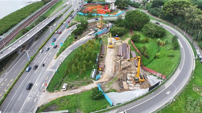 淡北道路在关渡桥附近工程施作情形。（新北市工务局提供）