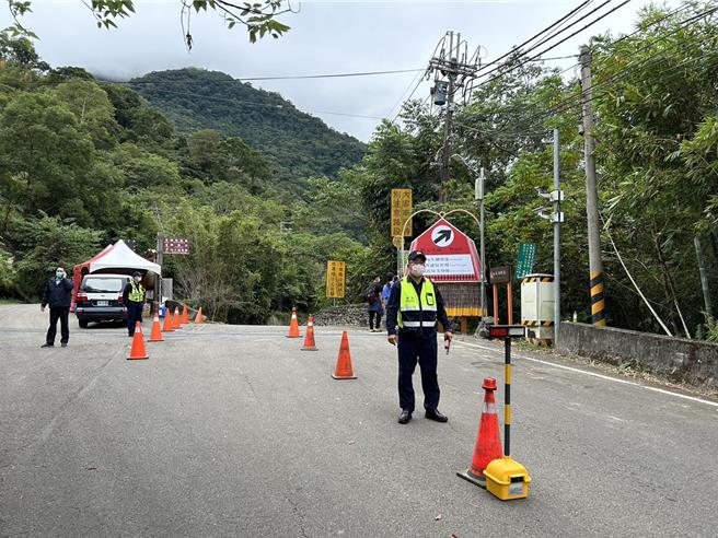 头份分局为有效管制活动期间交通流量及停车秩序，全天候于中加拉湾、向天湖牌楼及会场入口实施交通管制。(苗栗县警察局头份分局提供／吕丽甄苗栗传真）