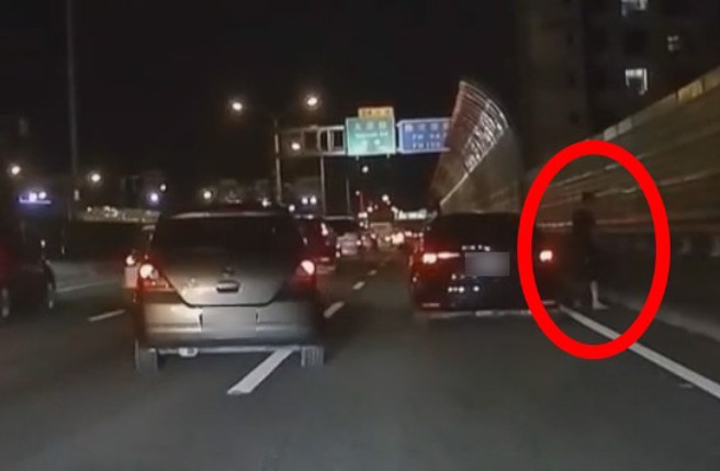 民眾开车经过74快速道路，惊见有男子在路肩撒尿，直呼好夸张。（翻摄爆料公社）