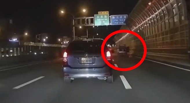 民眾超车后才恍然大悟，原来是因为撞车等警察，才会忍不住解放。（翻摄爆料公社）