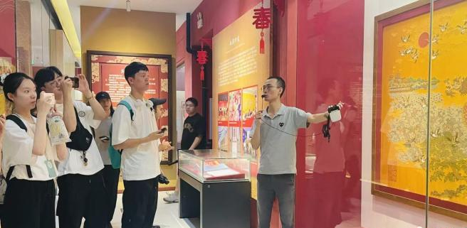 臺湾青年何冠奕（右）向游客讲解南京云锦。（图/金津提供）