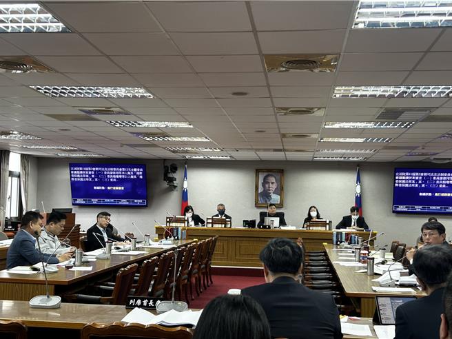 国民党立委吴宗宪今（7日）早在司法法制委员会担任召委主持会议，继续审查公益揭弊者保护法等相关草案。（陈薏云摄）