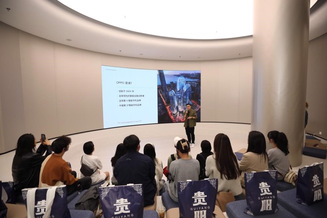 OPPO中國區副總裁李傑向青年介紹OPPO發展歷程和科技創新（圖/偉光提供）