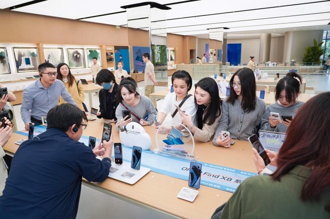 臺灣青年體驗OPPO最新產品Find X8的影像和AI功能（圖/偉光提供）