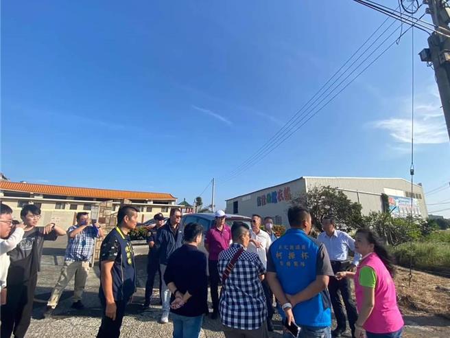 1对母女行经伸港乡中华路670巷与彰新路7段401巷口，与1辆汽车发生碰撞意外，女儿伤重不治，相关单位会勘后，决定延长闪灯号志运作时间。（赖请美提供／叶静美彰化传真）