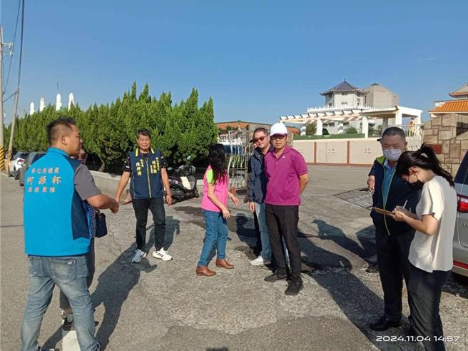 1对母女行经伸港乡中华路670巷与彰新路7段401巷口，与1辆汽车发生碰撞意外，女儿伤重不治，相关单位会勘后，决定延长闪灯号志运作时间。（赖请美提供／叶静美彰化传真）