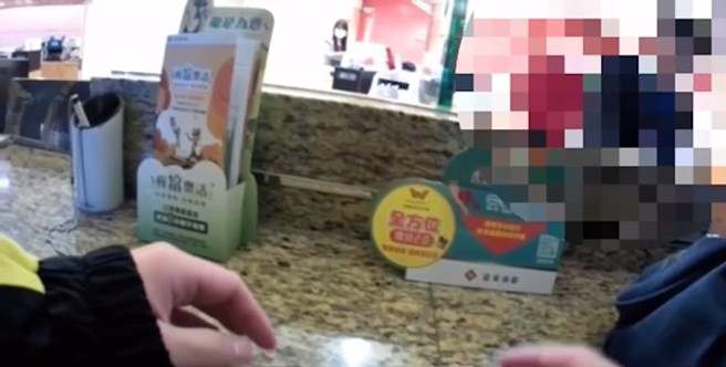 警方到场即时劝阻。（翻摄画面）