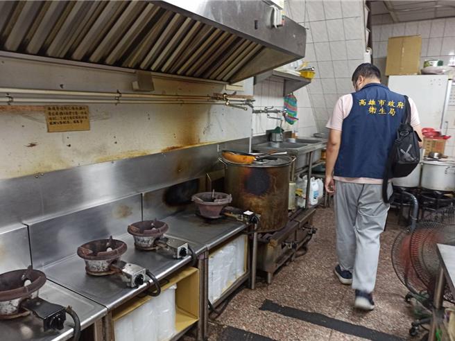 卫生局前往该早餐店，被问及生锈戒指从何而来，业者坦言为员工所有，卫生局另外也查出该店多项缺失，饬令业者限期改善。（卫生局提供／纪爰高雄传真）