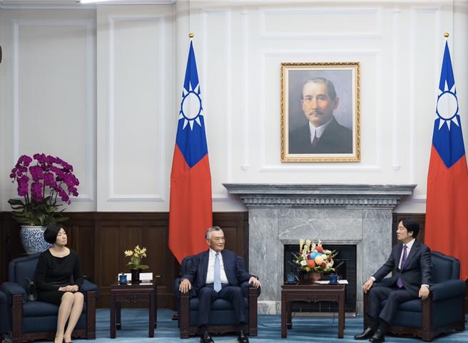 擔任APEC領袖代表，林信義帶女兒林玟萱（左一）出席。總統府提供