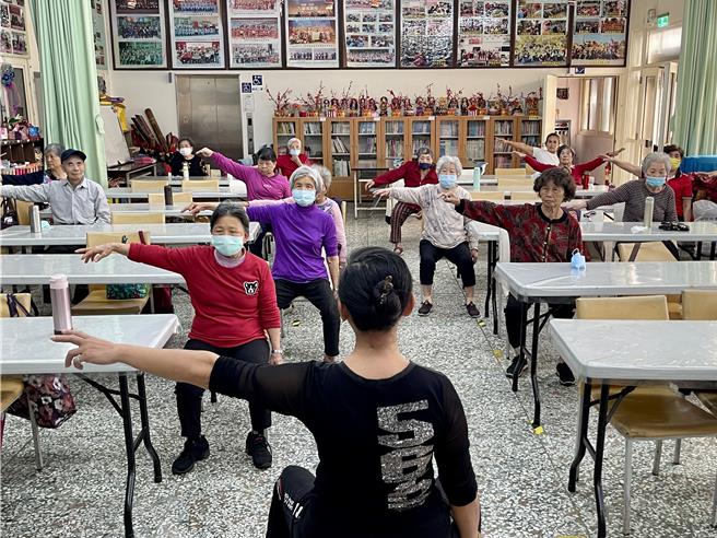 南投縣議員林儒暘7日在縣政總質詢，指長照關懷據點電費從1萬多元，暴漲至2萬多至3萬元，衝擊據點營運。（楊靜茹攝）