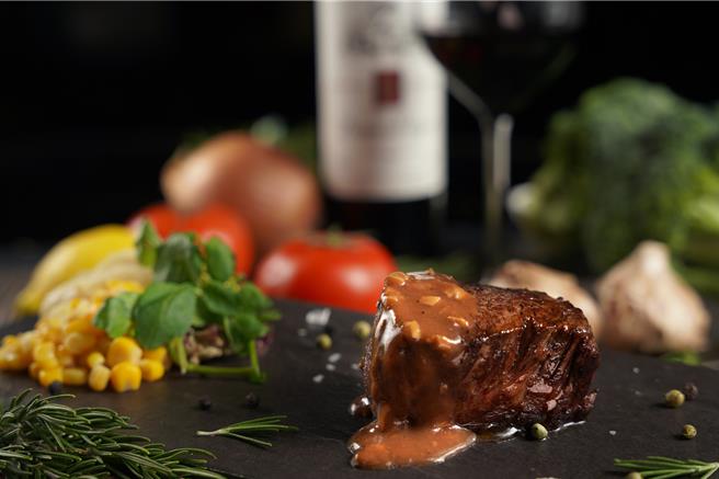 茶苑位于君品酒店6楼，将于11月11日推出肋眼牛排套餐吃到饱快闪活动。（君品酒店提供／吴娮翎台北传真） 